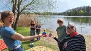 Templiner Wasserratten trotzen Wetter: Doppeltes Anbaden an der Schinderkuhle