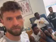 Thomas Müller feuert FC Bayern an – trotz Karriere in Vancouver