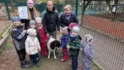 Tierpark Walbeck: Schaf Peter wird von Kita-Kindern verwöhnt