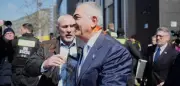 Tomatenwurf auf Schah-Sohn Reza Pahlavi in Berlin