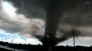 Tornado verwüstet Wohngebiet in Oklahoma – Schäden an Häusern