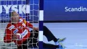 Torwart sitzt mit Ball im Tor: Warum dieses Tor im DHB-Pokalfinale nicht zählt