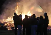Tragischer Tod bei Osterfeuer: 20-Jähriger läuft in Flammen und stirbt im Krankenhaus