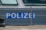 Unfall in Emden: Drei Menschen stürzen ins Hafenbecken