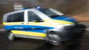 Verfolgungsjagd in Westmecklenburg: Gestohlener Jeep endet am Baum – Täter entwischt trotz Drohneneinsatz