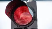 Verkehrsunfall in Bützow: Zwei Autos kollidieren an Kreuzung - Eine Person verletzt
