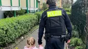 Vierjährige führt Polizei durch Berlin-Hellersdorf: Kleines Mädchen allein auf der Straße entdeckt
