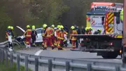 Vollsperrung der B104 bei Gadebusch: Autofahrer bei Unfall verletzt - Leitplankenkollision stoppt Verkehr