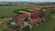 Vom verfallenen LPG-Hof zum Reitparadies: Familienbetrieb lockt mit Seeblick und Turnier