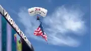 Vor Football-Spiel in den USA: Fallschirmspringer kracht in Anzeigetafel