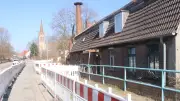 Wassermühle in Belling sorgt für Verkehrschaos: Gehweg gesperrt, Bundesstraße halbseitig dicht