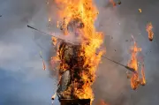 Zürcher Sechseläuten: Böögg-Explosion prophezeit Sommerwetter - Tradition seit 1892