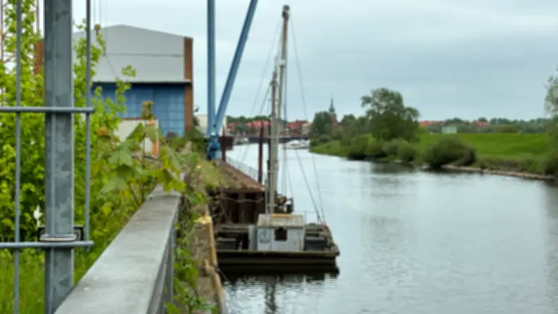 DDR-Relikt: Boizenburg entfernt Schwimmkran aus dem Hafen