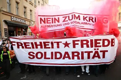 1. Mai: Linke Demo zieht an umstrittenem Zaun am Görlitzer Park vorbei