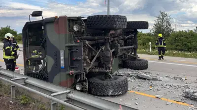 A38 bei Merseburg nach Lkw-Unfall gesperrt: Militärlaster kippt um