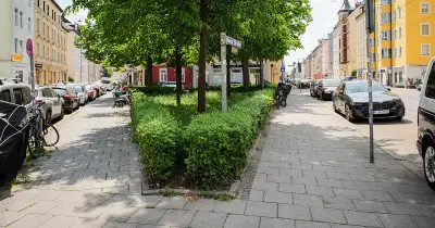 Ali-Mitgutsch-Platz: Münchner Wimmelbuch-König geehrt