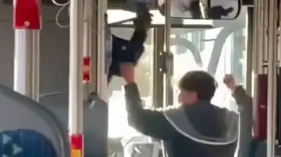 Angriff auf Busfahrer in Weiden: Polizei sucht Zeugen nach viralem Video