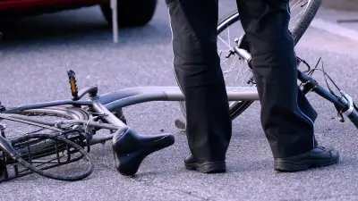 Bernburg: Radfahrer bei Zusammenstoß mit Lkw schwer verletzt