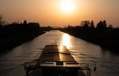 Binnenschiff rammt Brücke am Mittellandkanal – Führerhaus zerstört