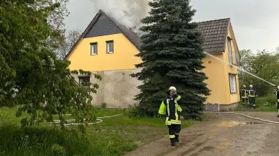 Blitzeinschlag setzt Dachstuhl in Brand: Haus unbewohnbar