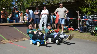 Bobbycar-Rennen in Kummer: 90-Grad-Kurve entscheidet Finale