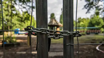 Das traurige Ende des einzigen Freizeitparks der DDR: Spreepark in Berlin