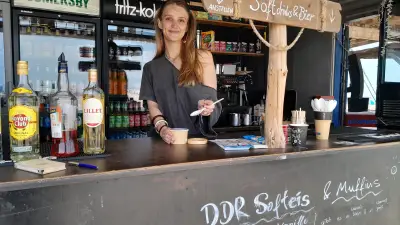 DDR-Eis-Hype in Warnemünde: Ostsee-Strandbar im Ostalgie-Fieber