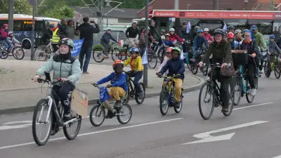 Erste Kidical Mass in Merseburg: 60 Radler fordern sichere Wege