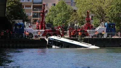 Fahrschul-Bus stürzt in Seine bei Paris – vier Insassen gerettet