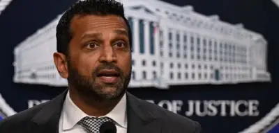 FBI-Chef Kash Patel verschenkt Whiskey-Flaschen mit Behördenlogo