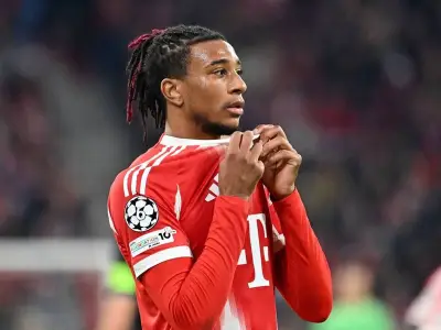 FC Bayern: Olise lüftet sein Trikot-Geheimnis und schwärmt vom Kragen