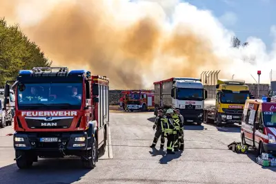 Feuer in Entsorgungsbetrieb: Feuerwehr löscht weiter in Weißenfels