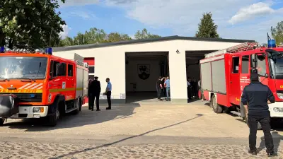 Feuerwehr Dedelow: Höhere Tore für neues Fahrzeug eingeweiht