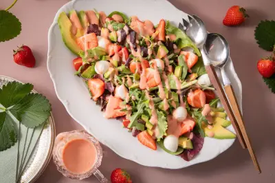 Fruchtig-knackiger Sommersalat mit Erdbeerdressing: Rezept und Tipps