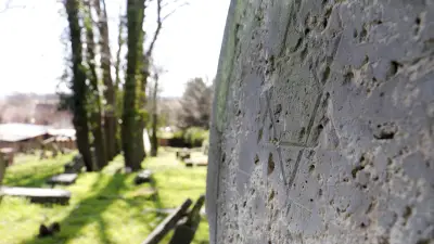 Grabsteine auf jüdischem Friedhof in Gartz mit roter Farbe beschmiert