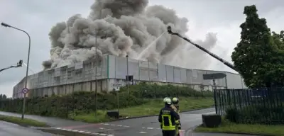 Großbrand am Krefelder Hafen: Feuerwehr löscht 700 Tonnen Metallschrott
