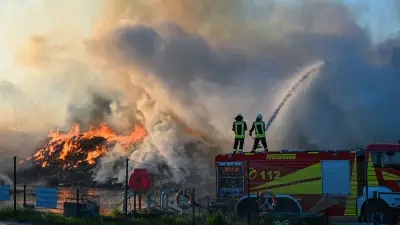Großbrand bei Entsorger in Weißenfels: Rauch weit sichtbar