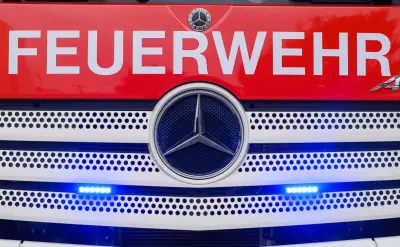 Großbrand in Rüdersdorf: Sperrmüllhaufen in Flammen – Feuerwehr im Dauereinsatz
