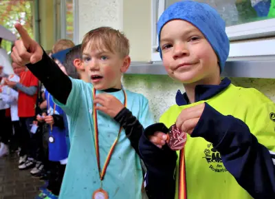 Grundschüler trotzen Regen beim Cross-Lauf: Überraschung in Emseloh