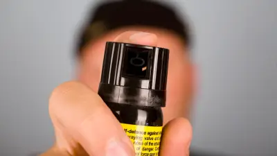 Halle: Fahrgäste in Straßenbahn mit Pfefferspray attackiert – Polizei sucht Täter