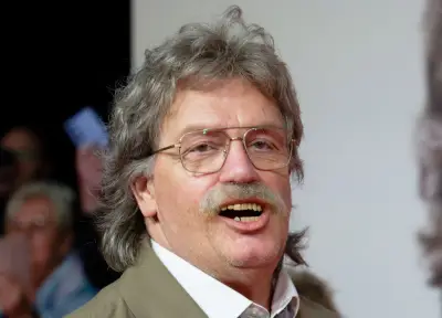 Horst Schlämmer als Buzzer-Host: Neue LOL-Staffel startet
