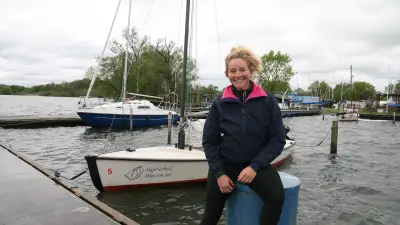 Jungunternehmerin Laura Pukropski übernimmt Segelschule in Plau am See