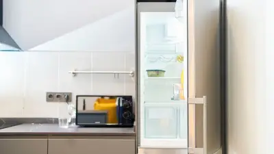 Kühlschrank-Umzug: Abtauen, sichern, warten – so geht's