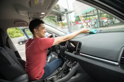 Klare Sicht im Auto: Tipps für saubere Scheiben