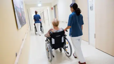Klinik Altentreptow: Senioren nach Klinikaufenthalt ohne Heimtransport