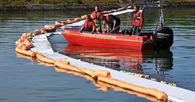Ölfilm im Isarkanal: Großeinsatz zum Schutz von Vogelschutzgebiet
