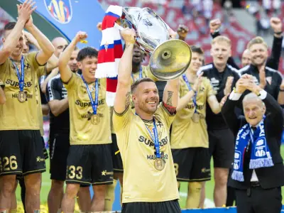 Lukas Podolski feiert Pokalsieg mit Górnik Zabrze trotz üblem Foul