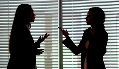 Machtspiele im Job: Warum Frauen härter kritisiert werden als Männer