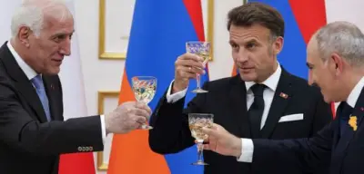 Macron singt Chanson beim Staatsbankett in Armenien