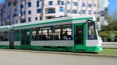 Magdeburg: Radfahrerin von Straßenbahn erfasst – schwer verletzt